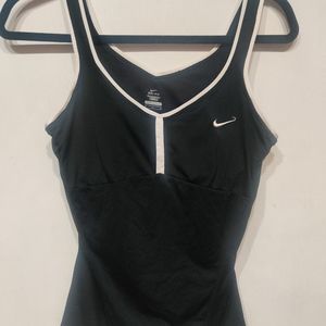 NWOT Nike workout top with built in bra